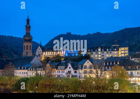 Paysage urbain de Cochem, Allemagne. Martin : Tour de l'église catholique dans le centre-ville historique Banque D'Images