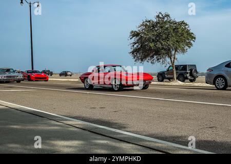 Gulfport, Mississippi - le 4 octobre 2023 : vue d'angle avant grand angle d'une Corvette Stingray coupé 1964 de Chevrolet lors d'un salon automobile local. Banque D'Images
