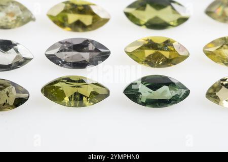 Superbe affichage de pierres précieuses de tourmaline naturelle multicolores dans diverses formes et tons. Banque D'Images