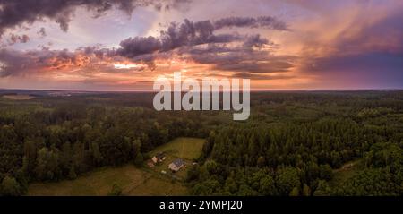 Beau ciel de tempête au-dessus des champs - drone vue panoramique. Banque D'Images