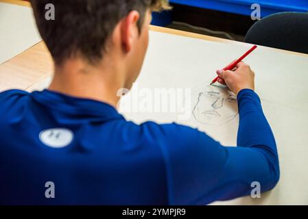 Prague, république tchèque - 26 juin 2023. Adolescent apprenant à dessiner le visage au crayon Banque D'Images