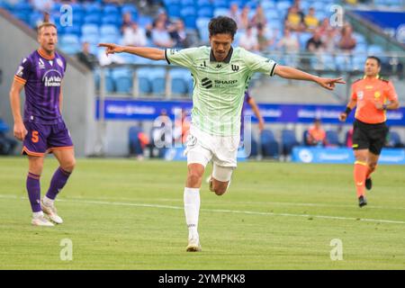 Paddington, Australie. 22 novembre 2024. Hiroshi Ibusuki du Western United FC vu en action lors du match de la cinquième ronde de la saison 2024-25 d'Isuzu UTE A-League entre Perth Glory FC et Western United FC tenu au stade Allianz. Score final Perth Glory FC 1:3 Western United FC. Crédit : SOPA images Limited/Alamy Live News Banque D'Images