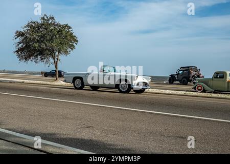 Gulfport, MS - 04 octobre 2023 : vue de coin avant grand angle d'une Ford Thunderbird Cabriolet 1955 lors d'un salon automobile local. Banque D'Images