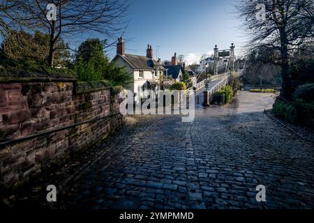 Le Queens Park suspendu Bridge est une passerelle qui traverse la rivière Dee à Chester au Groves. Banque D'Images