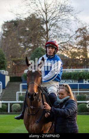 Ascot, Berkshire, Royaume-Uni. 22 novembre 2024. KDEUX SAINT FRAY piloté par le jockey Jonathan Burke remporte le Not Forgotten Open National Hunt Flat Race (classe 3) (catégorie 1 élimination) (GBB Race). Propriétaire Gracehill UK & Partners, entraîneur Olly Murphy, Wilmcote, éleveur Thomas Keating, Sponsor Motoclan. Crédit : Maureen McLean/Alamy Live News Banque D'Images