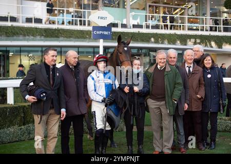 Ascot, Berkshire, Royaume-Uni. 22 novembre 2024. KDEUX SAINT FRAY piloté par le jockey Jonathan Burke remporte le Not Forgotten Open National Hunt Flat Race (classe 3) (catégorie 1 élimination) (GBB Race). Propriétaire Gracehill UK & Partners, entraîneur Olly Murphy, Wilmcote, éleveur Thomas Keating, Sponsor Motoclan. Crédit : Maureen McLean/Alamy Live News Banque D'Images