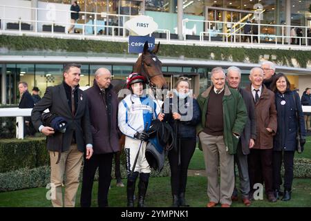 Ascot, Berkshire, Royaume-Uni. 22 novembre 2024. KDEUX SAINT FRAY piloté par le jockey Jonathan Burke remporte le Not Forgotten Open National Hunt Flat Race (classe 3) (catégorie 1 élimination) (GBB Race). Propriétaire Gracehill UK & Partners, entraîneur Olly Murphy, Wilmcote, éleveur Thomas Keating, Sponsor Motoclan. Crédit : Maureen McLean/Alamy Live News Banque D'Images