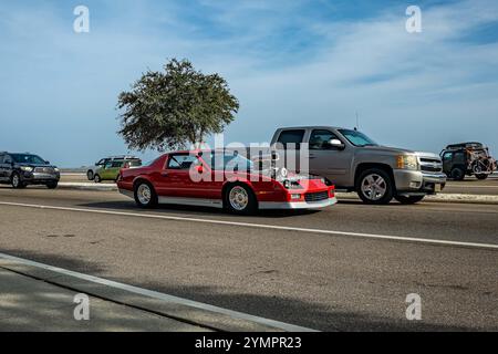 Gulfport, Mississippi - 04 octobre 2023 : vue d'angle avant grand angle d'une Chevrolet Camaro Z28 Pro Street 1985 lors d'un salon automobile local. Banque D'Images