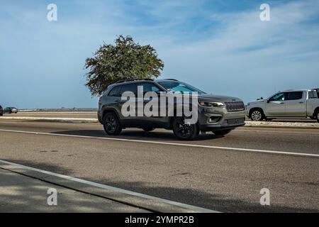 Gulfport, Mississippi - 04 octobre 2023 : vue d'angle avant grand angle d'un VUS d'altitude Jeep Cherokee 2023 lors d'un salon automobile local. Banque D'Images