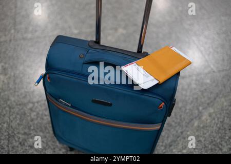 Accessoires de voyage costumes pour le tripimage, une valise dans un hall d'aéroport vide, valise de voyageur dans le terminal de l'aéroport de départ en attendant le Banque D'Images