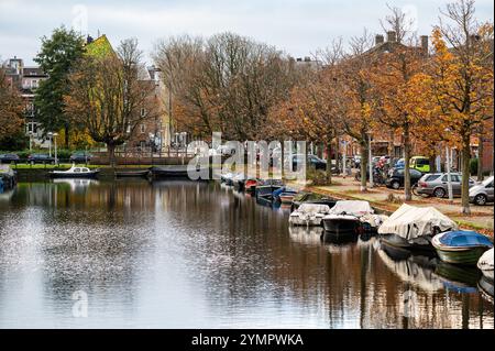 Arbres d'automne colorés et petits bateaux reflétant dans le Rijpgracht à Amsterdam, pays-Bas, 15 nov 2024 Banque D'Images