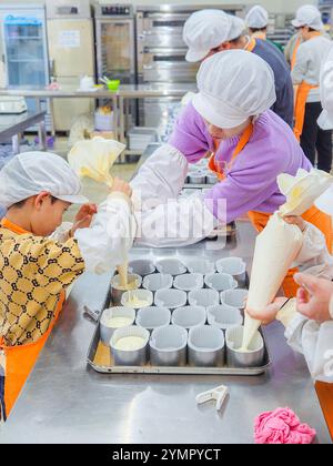 Activité de classe de pâtisserie avec les étudiants Banque D'Images