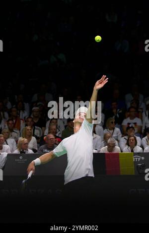 Malaga, Espagne. 22 novembre 2024. MALAGA, ESPAGNE - 22 NOVEMBRE : Daniel Altmaier de l'équipe Allemagne sert dans son match contre Botic van de Zandschulp de l'équipe des pays-Bas dans la demi-finale entre l'Allemagne et les pays-Bas lors de la finale de la Coupe Davis au Palacio de Deportes Jose Maria Martin Carpena le 22 novembre 2024 à Malaga, Espagne. (Photo de Francisco Macia/photo Players images/Magara Press) crédit : Magara Press SL/Alamy Live News Banque D'Images