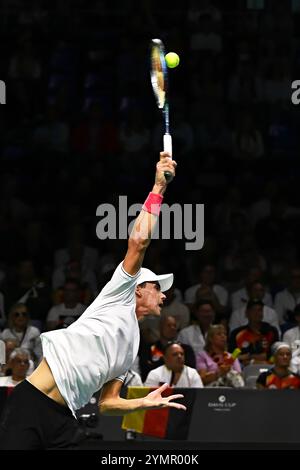 Malaga, Espagne. 22 novembre 2024. MALAGA, ESPAGNE - 22 NOVEMBRE : Daniel Altmaier de l'équipe Allemagne sert dans son match contre Botic van de Zandschulp de l'équipe des pays-Bas dans la demi-finale entre l'Allemagne et les pays-Bas lors de la finale de la Coupe Davis au Palacio de Deportes Jose Maria Martin Carpena le 22 novembre 2024 à Malaga, Espagne. (Photo de Francisco Macia/photo Players images/Magara Press) crédit : Magara Press SL/Alamy Live News Banque D'Images