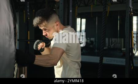 Homme caucasien Guy a motivé homme athlète combattant champion boxer sportif entraînement boxe dans des gants préparant la boîte de combat dans le club de fitness de gymnastique Banque D'Images