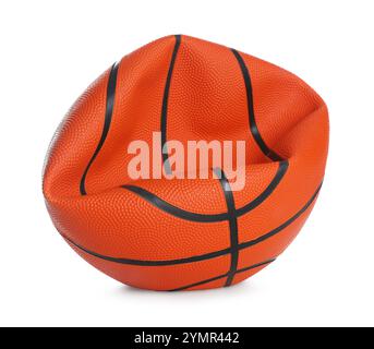 Un ballon de basket-ball dégonflé isolé sur blanc Banque D'Images