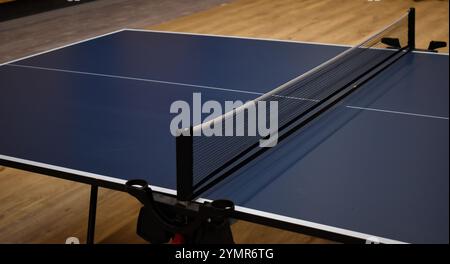 Gros plan sur une table de ping-pong dans un hall. Banque D'Images