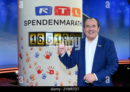 Modérateur Wolfram Kons posiert vor der Spendenanzeige. beim 29. RTL Spendenmarathon wir helfen Kindern 2024 unter dem motto Spenden macht heureux. Beim Diesjährigen Spendenmarathon wurden 16,619389 uro gesammelt. Somit wurden nach 29 Jahren über 300 Millionen gesammelt. *** Présentateur Wolfram Kons pose devant l'affichage des dons au RTL Spendenmarathon wir helfen Kindern 29 2024 sous la devise Spenden macht heureux cette année marathon de charité a levé 16 619 389 uro cela signifie qu'après 29 ans, plus de 300 millions ont été collectés Banque D'Images