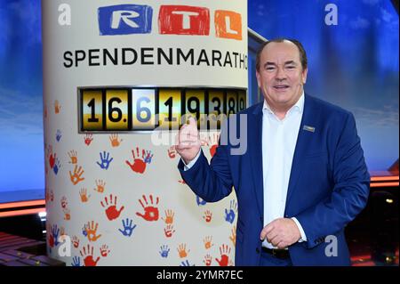 Modérateur Wolfram Kons posiert vor der Spendenanzeige. beim 29. RTL Spendenmarathon wir helfen Kindern 2024 unter dem motto Spenden macht heureux. Beim Diesjährigen Spendenmarathon wurden 16,619389 uro gesammelt. Somit wurden nach 29 Jahren über 300 Millionen gesammelt. *** Présentateur Wolfram Kons pose devant l'affichage des dons au RTL Spendenmarathon wir helfen Kindern 29 2024 sous la devise Spenden macht heureux cette année marathon de charité a levé 16 619 389 uro cela signifie qu'après 29 ans, plus de 300 millions ont été collectés Banque D'Images