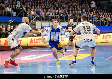 Eisenach, Deutschland. 22 novembre 2024. Adrian Sipos (Kreislaeufer, MT Melsungen, #8), Simone Mengon (ThSV Eisenach, #15), Elvar Oern Jonsson (Rueckraum Mitte, MT Melsungen, #19) GER, Thueringen, ThSV Eisenach gegen MT Melsungen, Handball, Daikin 1. Handballbundesliga, 11.Spieltag, saison 2024/2025, Freitag, 22.11.2024, 19,00 Uhr Foto : Eibner-Pressefoto/Martin Herbst crédit : dpa/Alamy Live News Banque D'Images