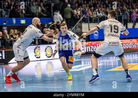 Eisenach, Deutschland. 22 novembre 2024. Simone Mengon (ThSV Eisenach, #15), Adrian Sipos (Kreislaeufer, MT Melsungen, #8), Elvar Oern Jonsson (Rueckraum Mitte, MT Melsungen, #19) GER, Thueringen, ThSV Eisenach gegen MT Melsungen, Handball, Daikin 1. Handballbundesliga, 11.Spieltag, saison 2024/2025, Freitag, 22.11.2024, 19,00 Uhr Foto : Eibner-Pressefoto/Martin Herbst crédit : dpa/Alamy Live News Banque D'Images