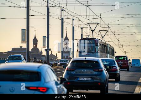 Trafic sur le pont Kennedy, au milieu des 3 ponts rhénans à Bonn, relie le centre de Bonn et le quartier de Beuel, route fédérale B56, feu R Banque D'Images