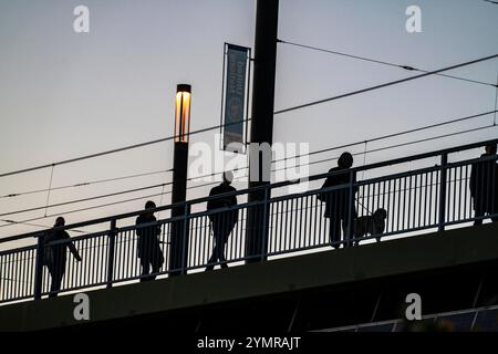 Trafic sur le pont Kennedy, au milieu des 3 ponts rhénans à Bonn, relie le centre de Bonn et le quartier de Beuel, route fédérale B56, feu R Banque D'Images