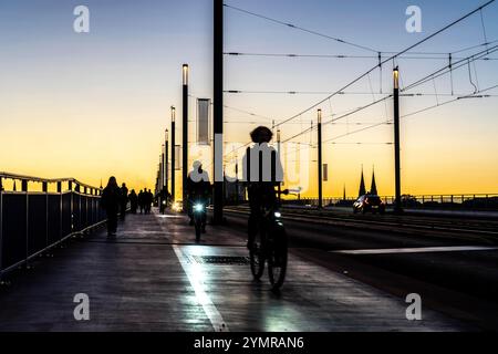 Trafic sur le pont Kennedy, au milieu des 3 ponts rhénans à Bonn, relie le centre de Bonn et le quartier de Beuel, route fédérale B56, feu R Banque D'Images