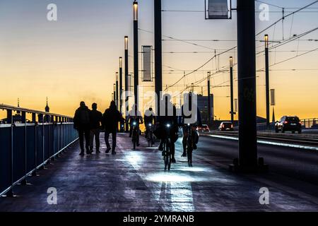 Trafic sur le pont Kennedy, au milieu des 3 ponts rhénans à Bonn, relie le centre de Bonn et le quartier de Beuel, route fédérale B56, feu R Banque D'Images