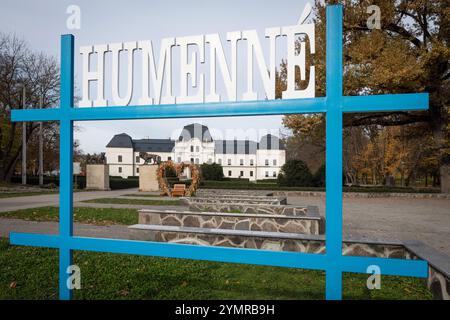 HUMENNE, SLOVAQUIE - 3 nov 2024 : signe de hashtag et vue sur le manoir dans le centre-ville. Humenne est la ville slovaque de la culture pour l'année 2024. Banque D'Images