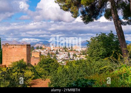 Vue panoramique sur le palais de l'Alhambra et le complexe de forteresse situé à Grenade, Andalousie, Espagne Banque D'Images