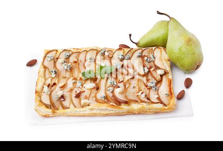 Délicieuse tarte à pâte feuilletée avec poires, amande, menthe et fromage bleu isolé sur blanc Banque D'Images