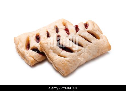 Délicieuses pâtisseries feuilletées avec garniture de fruits isolé sur blanc Banque D'Images