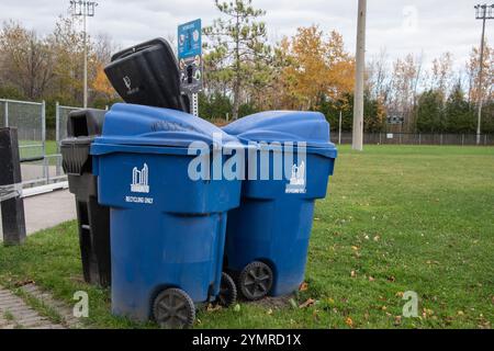 Recyclage et poubelles à roulettes au complexe de softball Ken Morrish à East point Park à Scarborough, Toronto, Ontario, Canada Banque D'Images