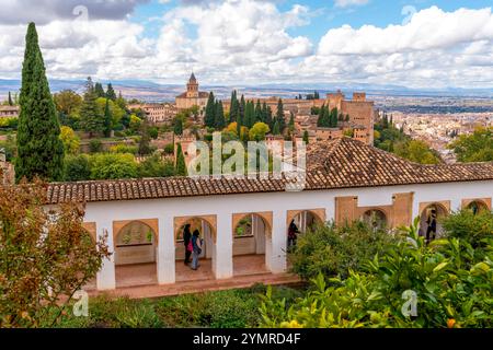 Vue panoramique sur le palais de l'Alhambra et le complexe de forteresse situé à Grenade, Andalousie, Espagne Banque D'Images