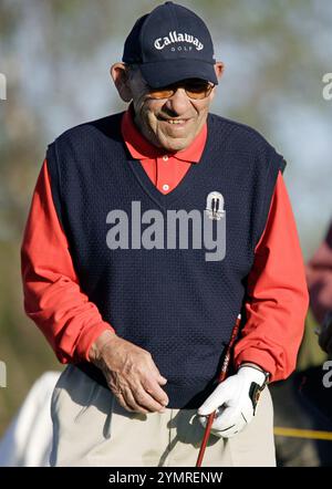 La légende du baseball Yogi Berra joue au Bob Hope Chrysler Classic à Palm Desert, en Californie, le 21 janvier 2006. Banque D'Images