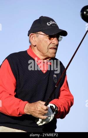 La légende du baseball Yogi Berra joue au Bob Hope Chrysler Classic à Palm Desert, en Californie, le 21 janvier 2006. Banque D'Images