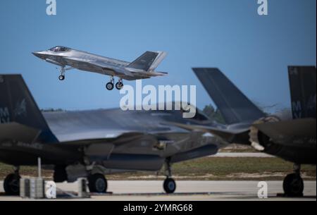 Air test and Evaluation Squadron (VX) Nine, officier du détachement Edwards en charge Cmdt. Michael “HFM” Huntsman décolle à bord de son F-35C Lightning II lors d’un exercice d’entraînement le 16 septembre 2024 pendant Gray Flag à la base navale Ventura County point Mugu. Gray Flag est un événement annuel de test de grande force qui rassemble la force conjointe pour tester et évaluer les systèmes multi-domaines dans un environnement maritime, assurant que les combattants de notre pays sont équipés de systèmes efficaces et interopérables qui les aideront à dissuader l’agression, à protéger la prospérité et la sécurité de notre pays, et à rentrer chez eux en toute sécurité à leur famil Banque D'Images