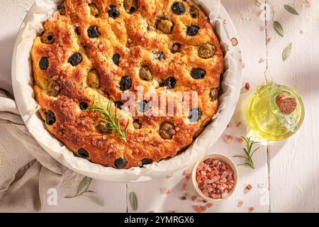 Focaccia chaude à base d'ingrédients frais et végétaliens. Focaccia traditionnelle. Focaccia faite d'ingrédients simples. Banque D'Images