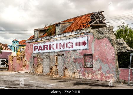 Beaucoup des vieilles façades de Willemstad ne peuvent plus être sauvées. Les bâtiments mieux conservés, en revanche, brillent dans une splendeur nouvelle. Curaçao est connue depuis longtemps pour ses façades de maisons colorées. De plus en plus, les peintures murales artistiques embellissent de nombreux murs et donnent aux quartiers individuels une identité individuelle. Wilhelminabrug, Curaçao, Curaçao, Kòrsou Banque D'Images