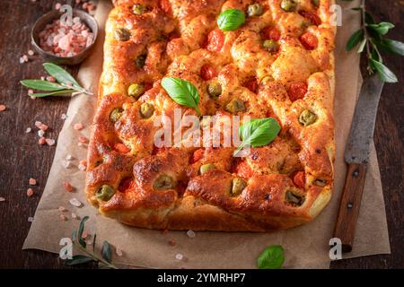 Focaccia chaude à base d'ingrédients végétaliens et frais. Focaccia traditionnelle. Focaccia faite d'ingrédients simples. Banque D'Images