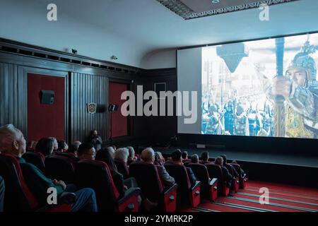 Varsovie, Pologne. 22 novembre 2024. Les gens regardent le film chinois 'création des dieux I : Royaume des tempêtes' pendant le 'Festival du film chinois' de Pologne 2024 à Varsovie, Pologne, le 22 novembre 2024. Le Festival du film chinois 2024 en Pologne a officiellement commencé vendredi, avec plus de 300 invités polonais présents à la cérémonie d'ouverture et regardant le film très attendu 'création des dieux I : Royaume des tempêtes'. Crédit : Xia Yuanyi/Xinhua/Alamy Live News Banque D'Images