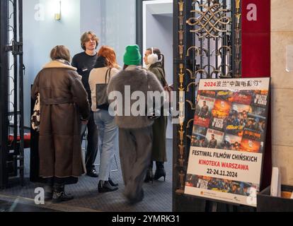 Varsovie, Pologne. 22 novembre 2024. Les gens arrivent pour assister au Festival du film chinois de Pologne 2024 à Varsovie, Pologne, le 22 novembre 2024. Le Festival du film chinois 2024 en Pologne a officiellement commencé vendredi, avec plus de 300 invités polonais présents à la cérémonie d'ouverture et regardant le film très attendu 'création des dieux I : Royaume des tempêtes'. Crédit : Xia Yuanyi/Xinhua/Alamy Live News Banque D'Images