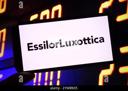 Pologne. 22 novembre 2024. Dans cette illustration photo, le logo de la société EssilorLuxottica est affiché sur un écran de smartphone. (Crédit image : © Piotr SWAT/SOPA images via ZUMA Press Wire) USAGE ÉDITORIAL SEULEMENT! Non destiné à UN USAGE commercial ! Banque D'Images