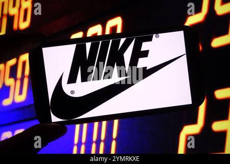 Pologne. 22 novembre 2024. Dans cette illustration photo, le logo de la société Nike est affiché sur l'écran d'un smartphone. (Crédit image : © Piotr SWAT/SOPA images via ZUMA Press Wire) USAGE ÉDITORIAL SEULEMENT! Non destiné à UN USAGE commercial ! Banque D'Images