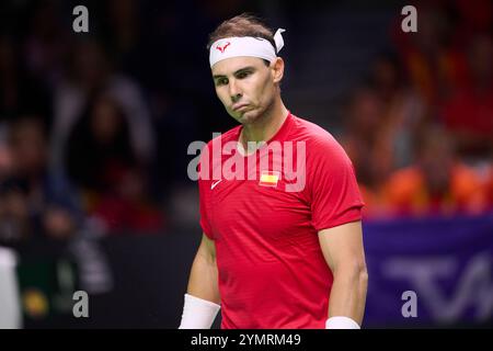 MALAGA, ESPAGNE - 19 NOVEMBRE : Rafael Nadal de Team Spain regarde son match en simple contre Botic van de Zandschulp de Team Netherlands lors de l'égalité des quarts de finale entre les pays-Bas et l'Espagne lors de la finale de la Coupe Davis au Palacio de Deportes Jose Maria Martin Carpena le 19 novembre 2024 à Malaga, Espagne. (Photo Francisco Macia/photo Players images/Magara Press) Banque D'Images