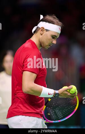 MALAGA, ESPAGNE - 19 NOVEMBRE : Rafael Nadal de Team Spain regarde son match en simple contre Botic van de Zandschulp de Team Netherlands lors de l'égalité des quarts de finale entre les pays-Bas et l'Espagne lors de la finale de la Coupe Davis au Palacio de Deportes Jose Maria Martin Carpena le 19 novembre 2024 à Malaga, Espagne. (Photo Francisco Macia/photo Players images/Magara Press) Banque D'Images