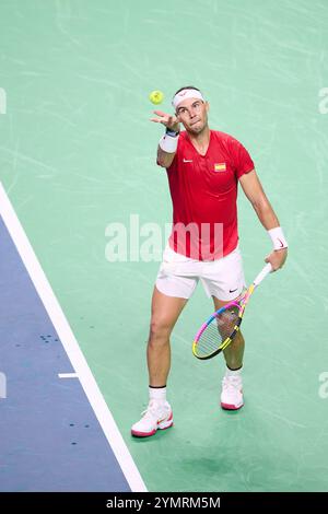 MALAGA, ESPAGNE - 19 NOVEMBRE : Rafael Nadal de Team Spain joue son match en simple contre Botic van de Zandschulp de Team Netherlands lors de l'égalité des quarts de finale entre les pays-Bas et l'Espagne lors de la finale de la Coupe Davis au Palacio de Deportes Jose Maria Martin Carpena le 19 novembre 2024 à Malaga, Espagne. (Photo Francisco Macia/photo Players images/Magara Press) Banque D'Images