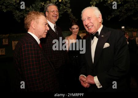 Le roi Charles III rencontre Penn Jillette et Teller après la Royal Variety performance au Royal Albert Hall de Londres. Date de la photo : vendredi 22 novembre 2024. Banque D'Images