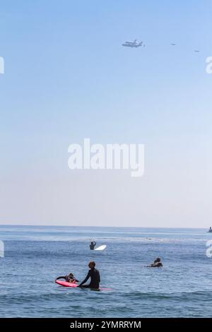 La navette Endeavor survole Malibu Beach au sommet d'un 747 modifié lors de son dernier vol à destination de Los Angeles où elle sera retirée. Banque D'Images